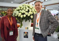 Famida Kemunto (trail manager in Naivasha) and Reinoud Hagen (managing director cut flowers) from Dummen Orange together with the Snow Storm. Their white rose was introduced a few years ago and is now their bestseller in Ethiopia and Kenya.